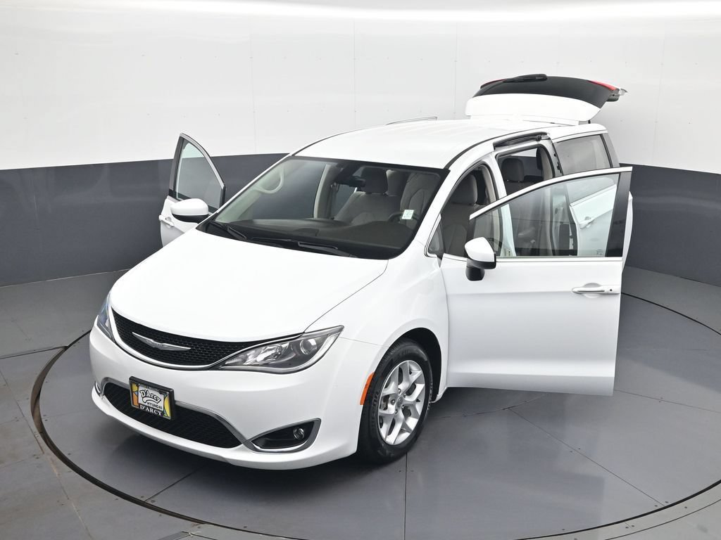 Used 2017 Chrysler Pacifica Touring Plus w/ Tire & Wheel Group FWD image 32