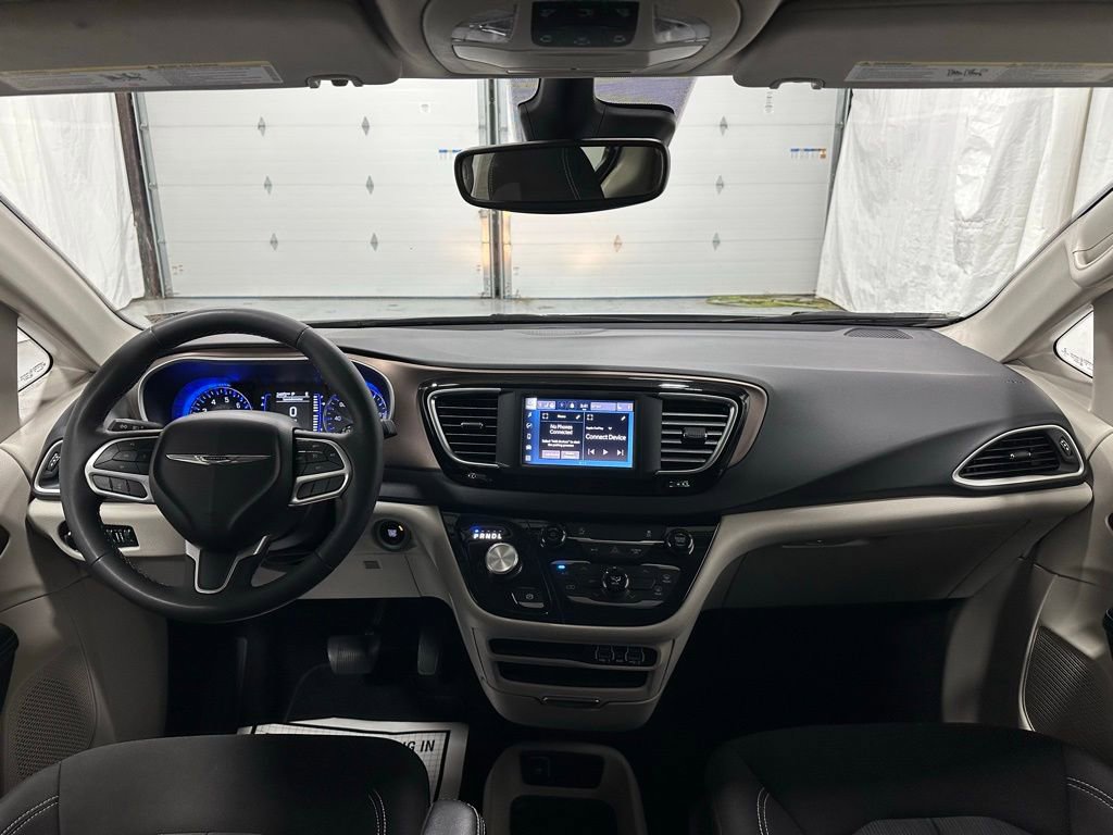 Used 2023 Chrysler Voyager LX image 43