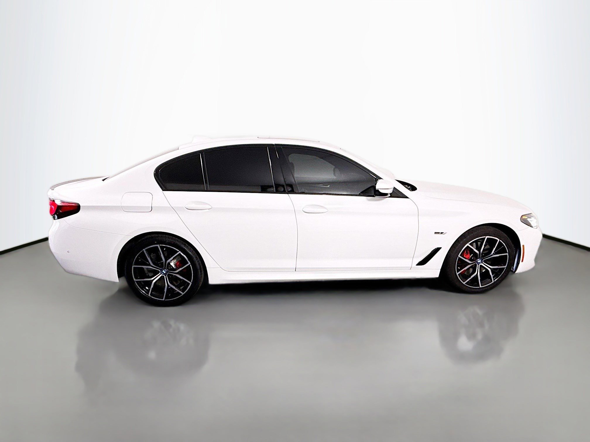 Used 2023 BMW 530e w/ M Sport Package image 11