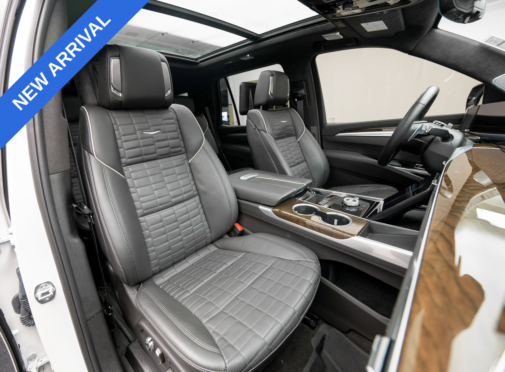 Used 2025 Cadillac Escalade Sport Platinum w/ LPO, Floor Liner Package AWD/4WD image 15