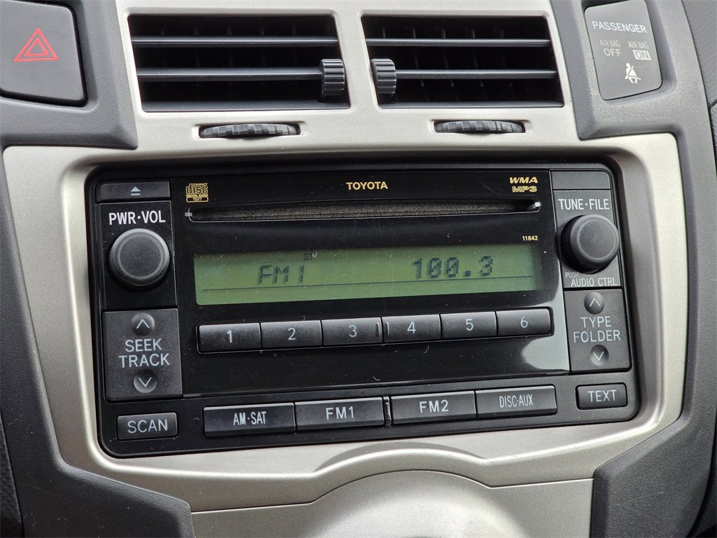 Used 2011 Toyota Yaris Base image 17