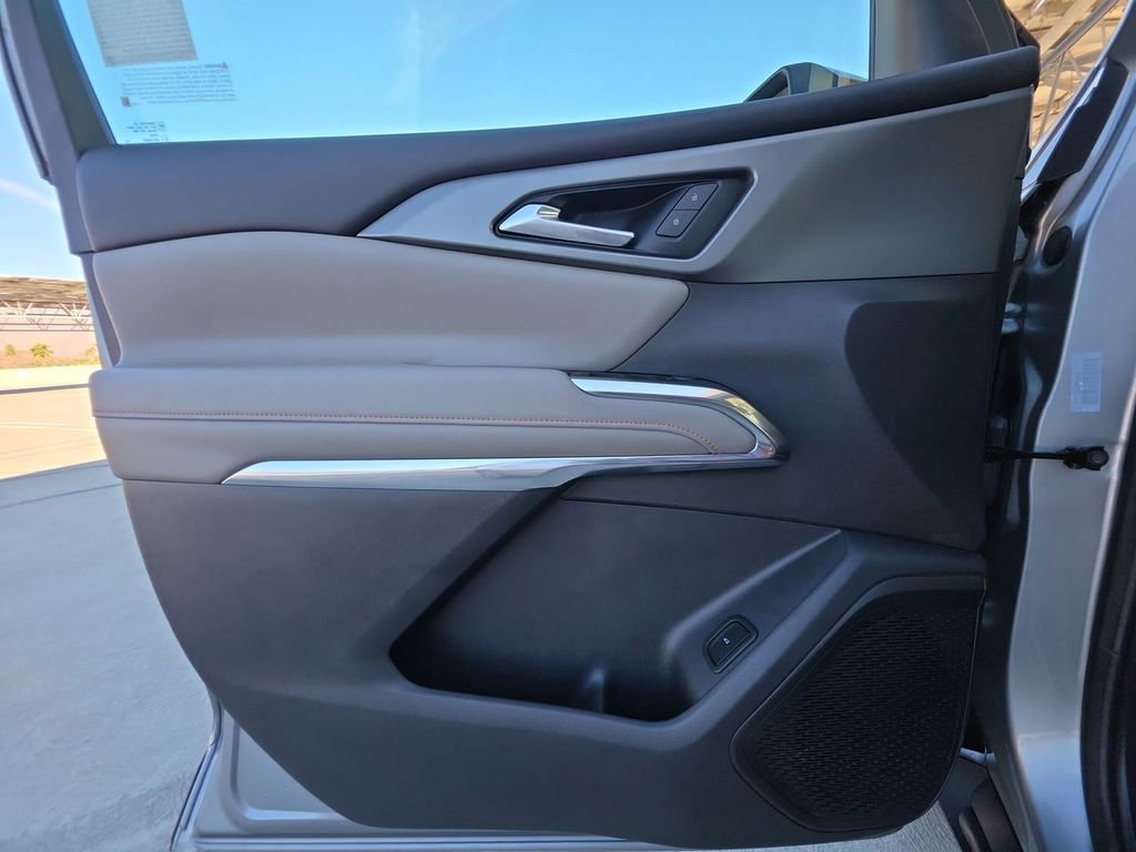 Used 2025 Chevrolet Traverse LT image 23