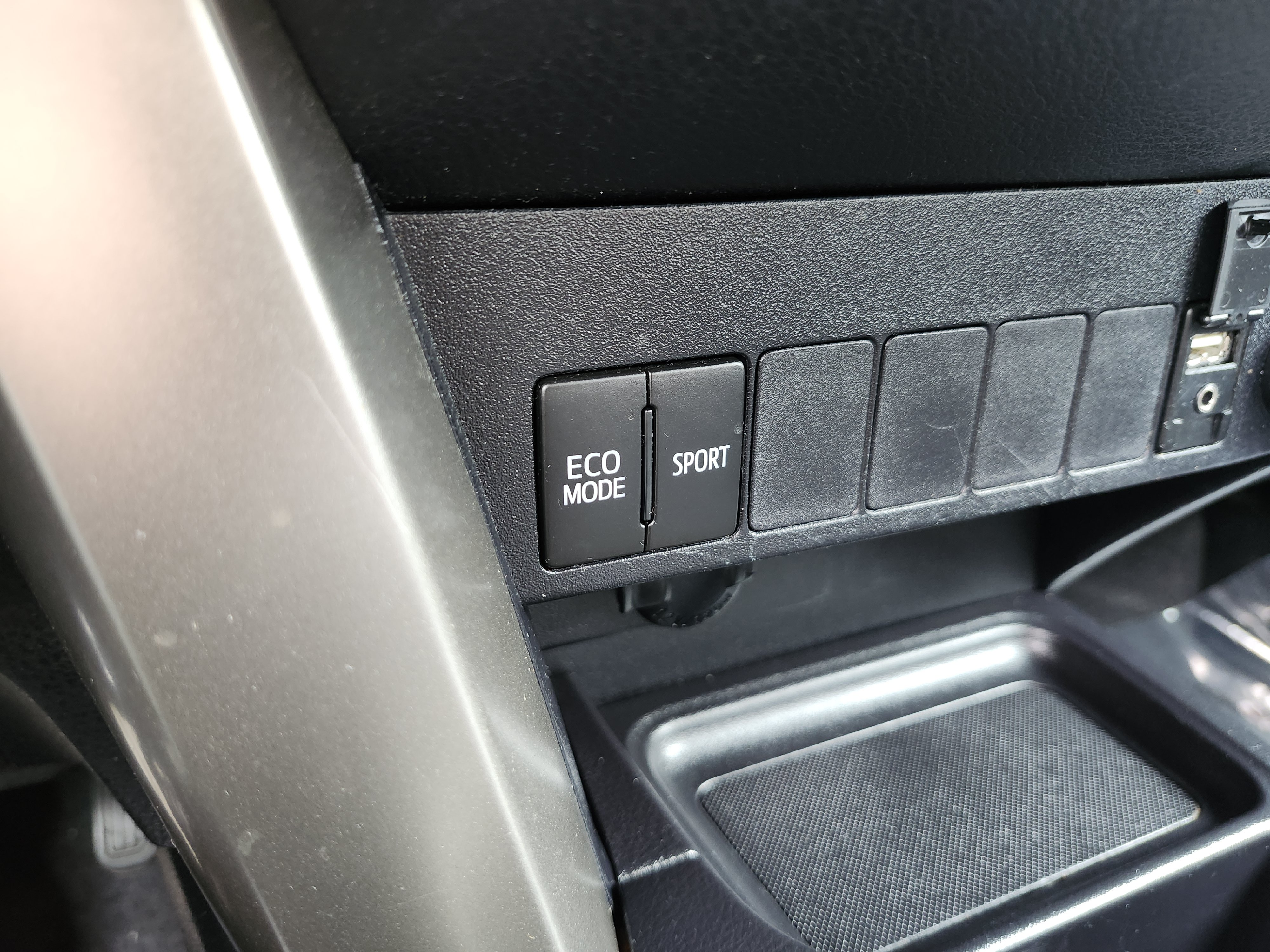 Used 2015 Toyota RAV4 LE FWD image 6