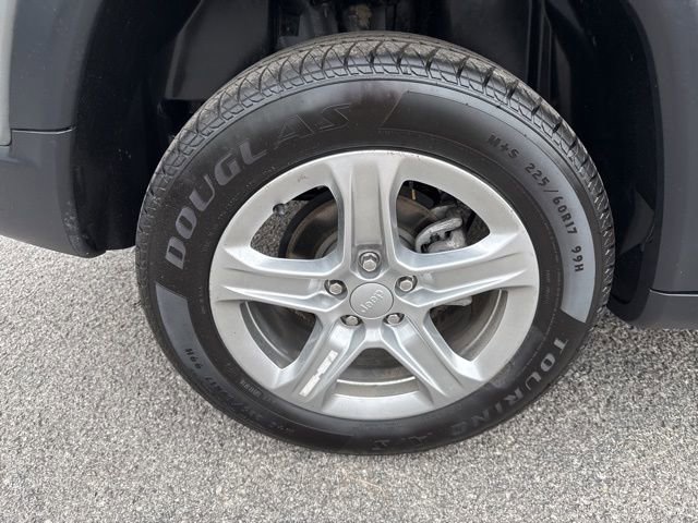 Used 2024 Jeep Compass Latitude image 11