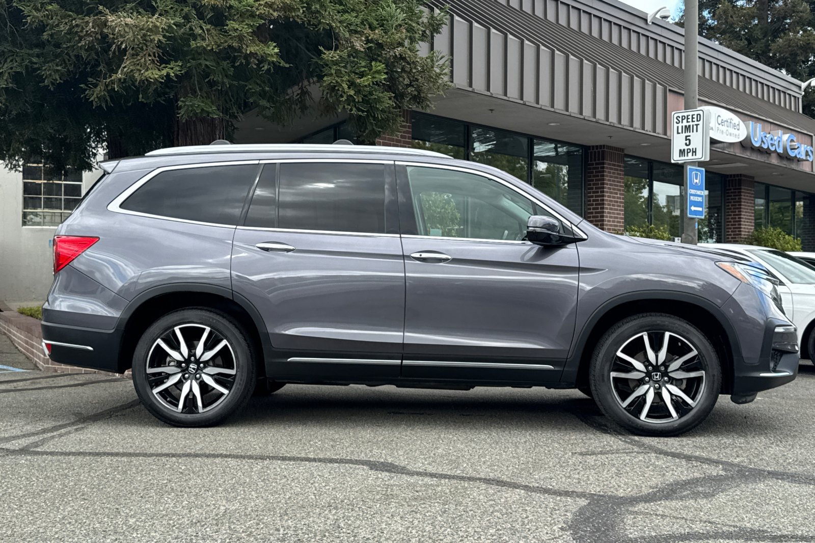 Used 2020 Honda Pilot Touring image 3