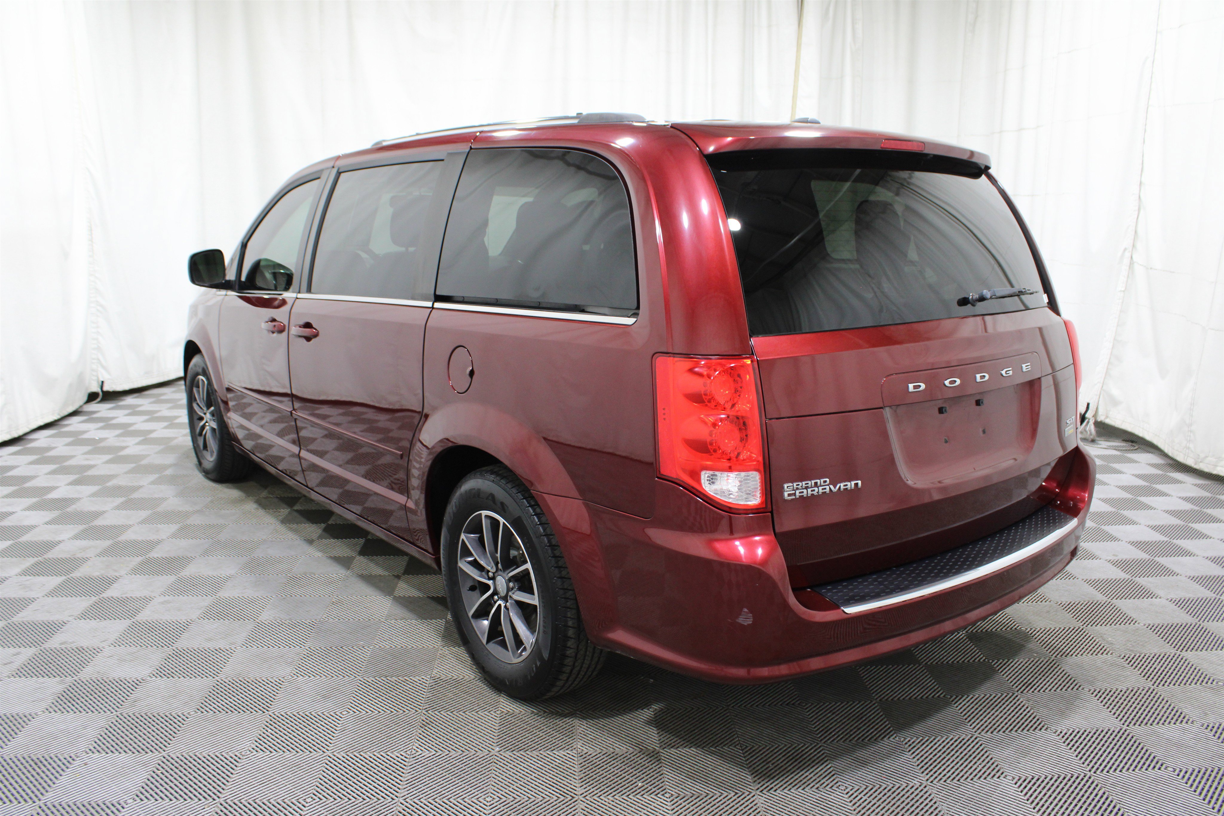 Used 2017 Dodge Grand Caravan SXT image 28