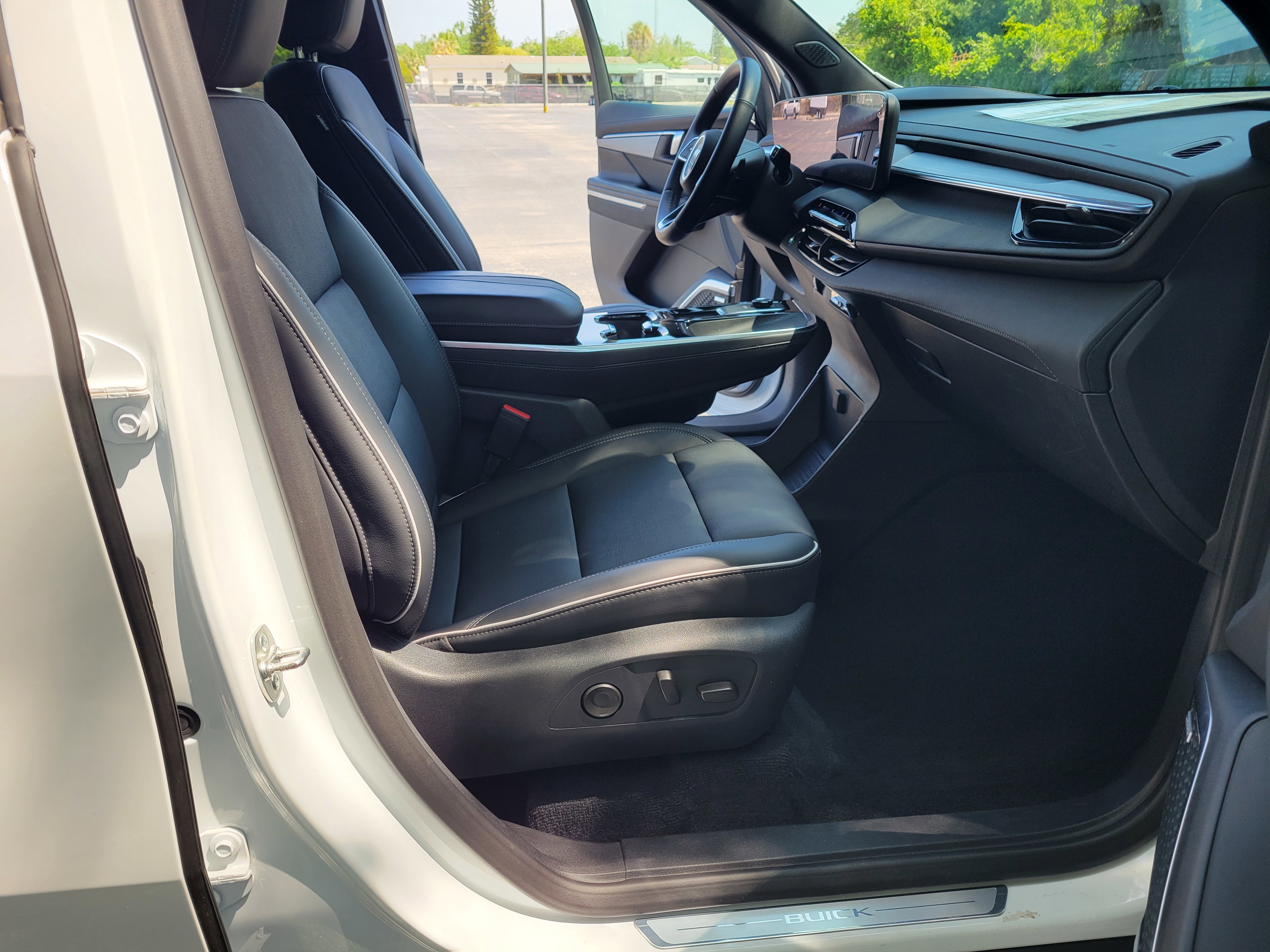 Certified 2025 Buick Enclave Preferred FWD image 31