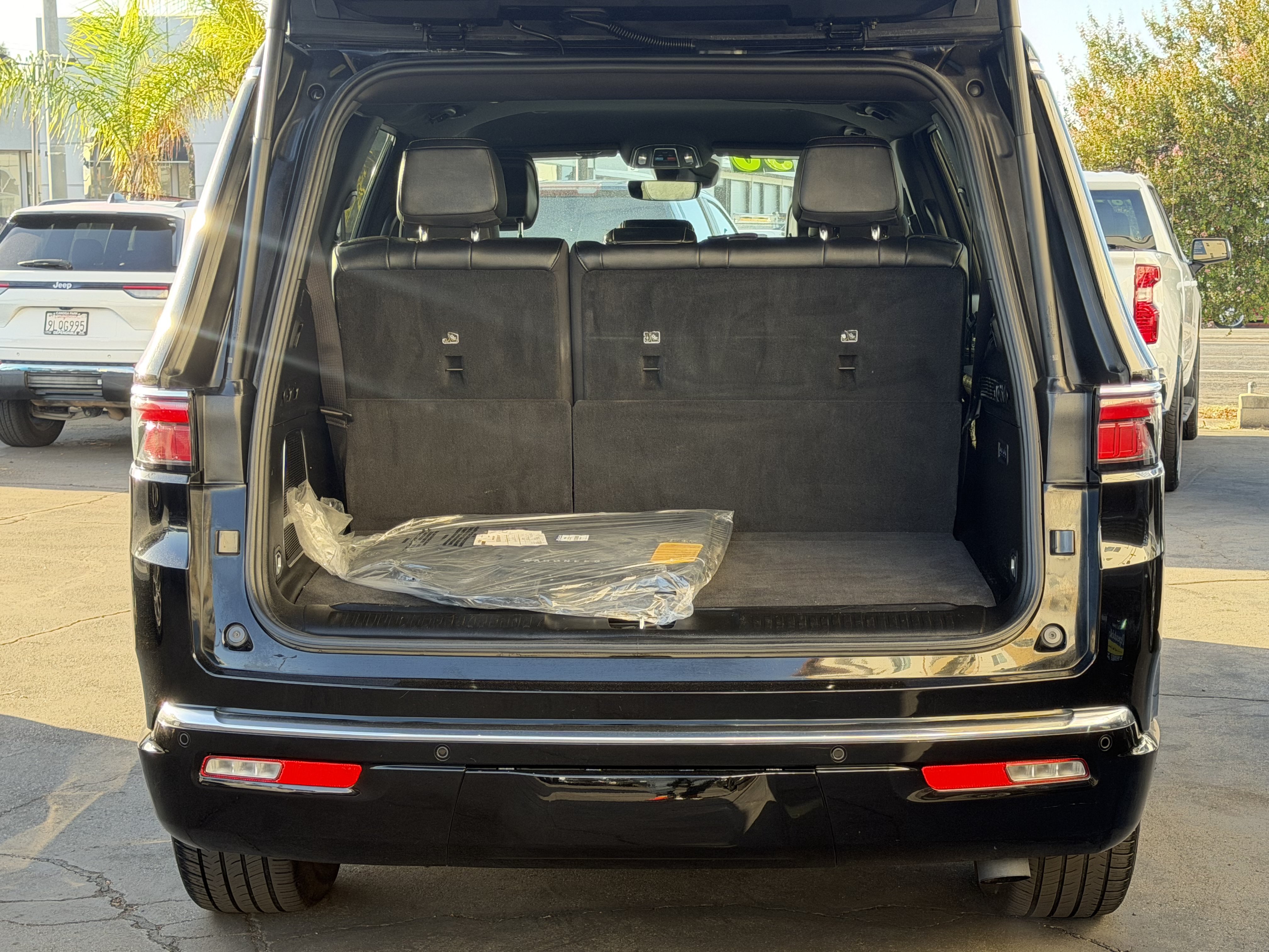 Certified 2024 Jeep Wagoneer Series II w/ Flexible Seating Group RWD image 12