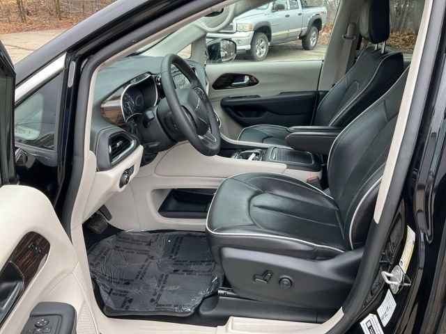 Used 2024 Chrysler Pacifica Limited FWD image 37