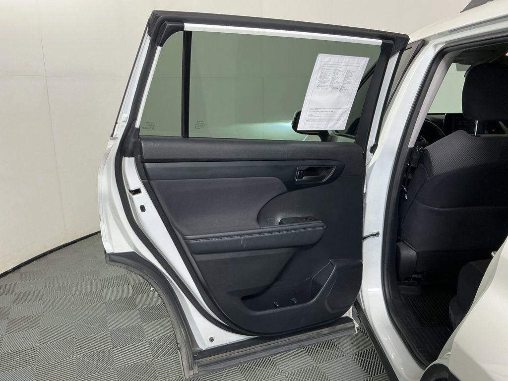 Used 2021 Toyota Highlander LE FWD image 10