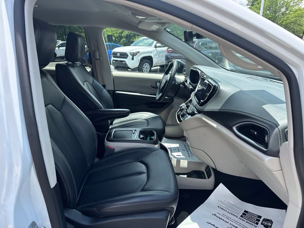 Used 2024 Chrysler Pacifica Limited FWD image 32