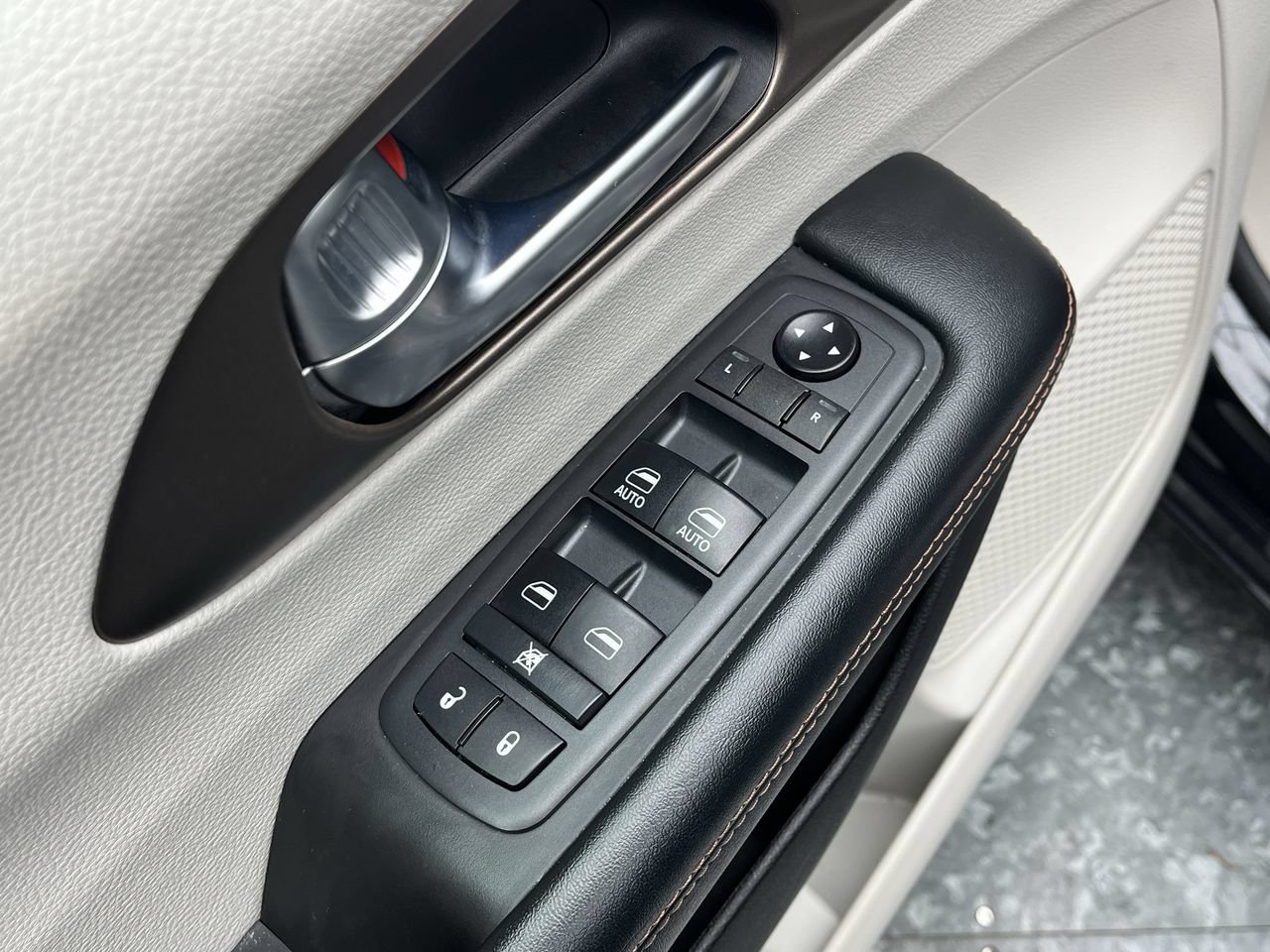 Used 2019 Chrysler Pacifica Touring-L FWD image 10