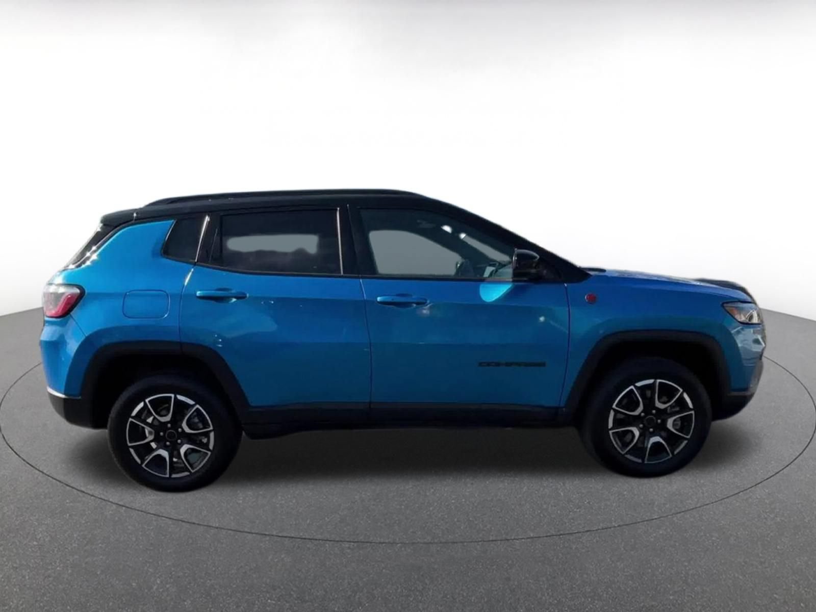 Used 2025 Jeep Compass Trailhawk AWD/4WD image 16