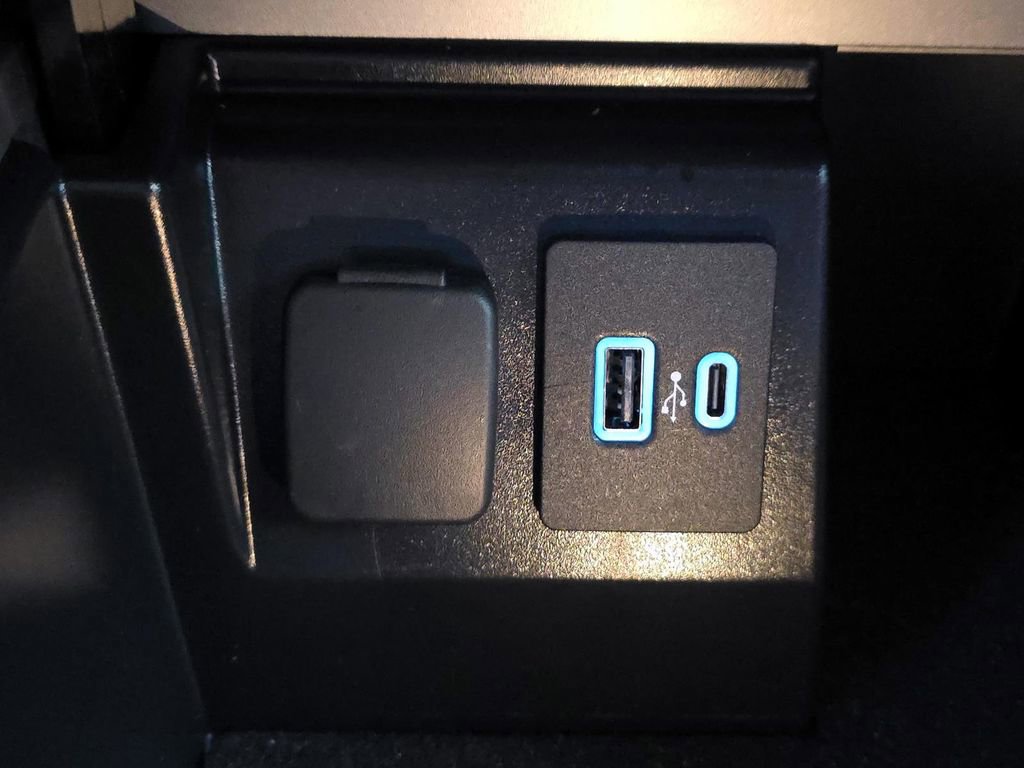 Used 2024 Ford Explorer XLT w/ Equipment Group 202A image 28
