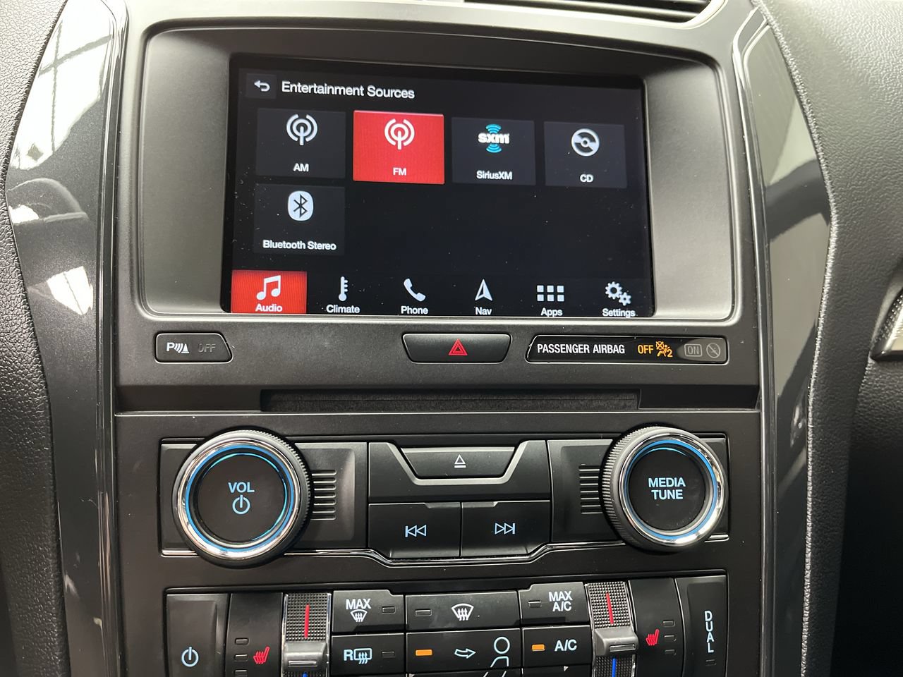Used 2018 Ford Explorer XLT w/ Equipment Group 202A AWD/4WD image 21