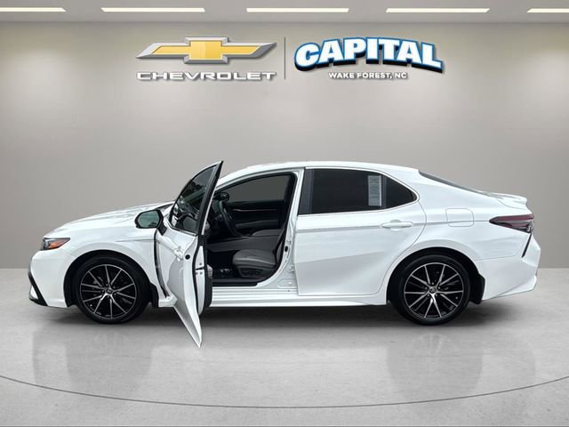 Used 2022 Toyota Camry SE w/ Convenience Package FWD image 3