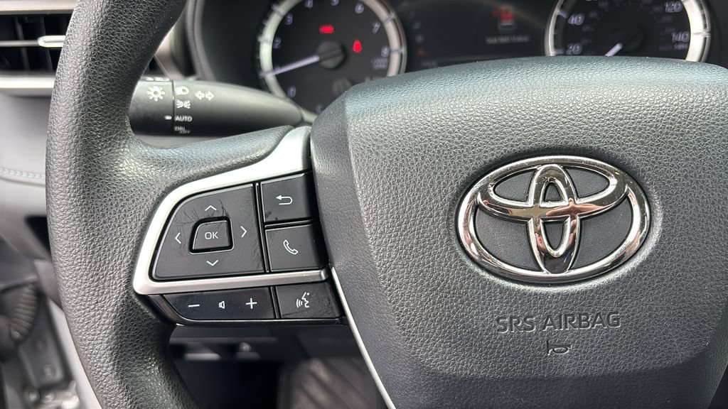 Used 2023 Toyota Highlander L FWD image 17