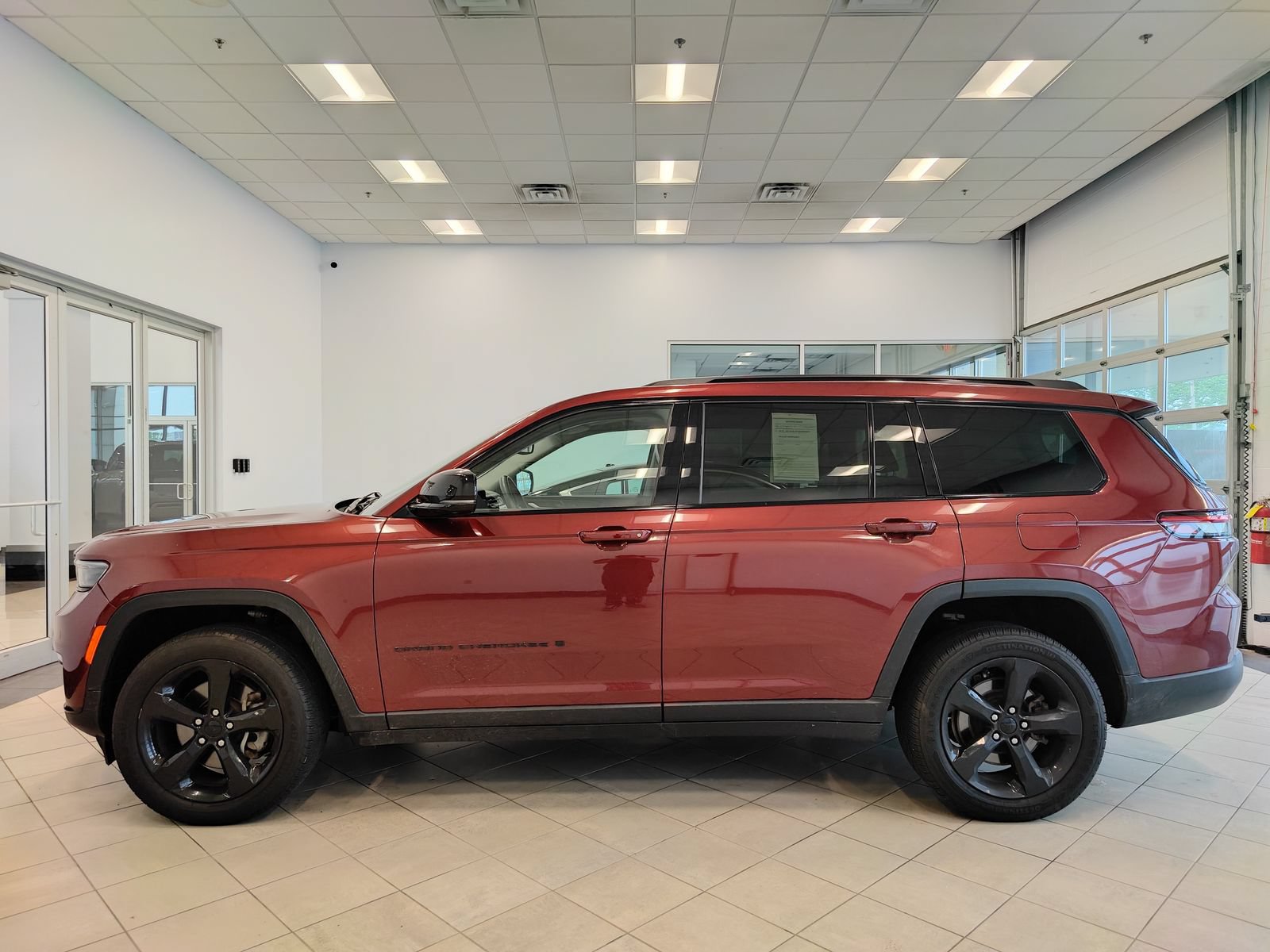 Used 2022 Jeep Grand Cherokee L Limited w/ Black Appearance Package AWD/4WD image 5