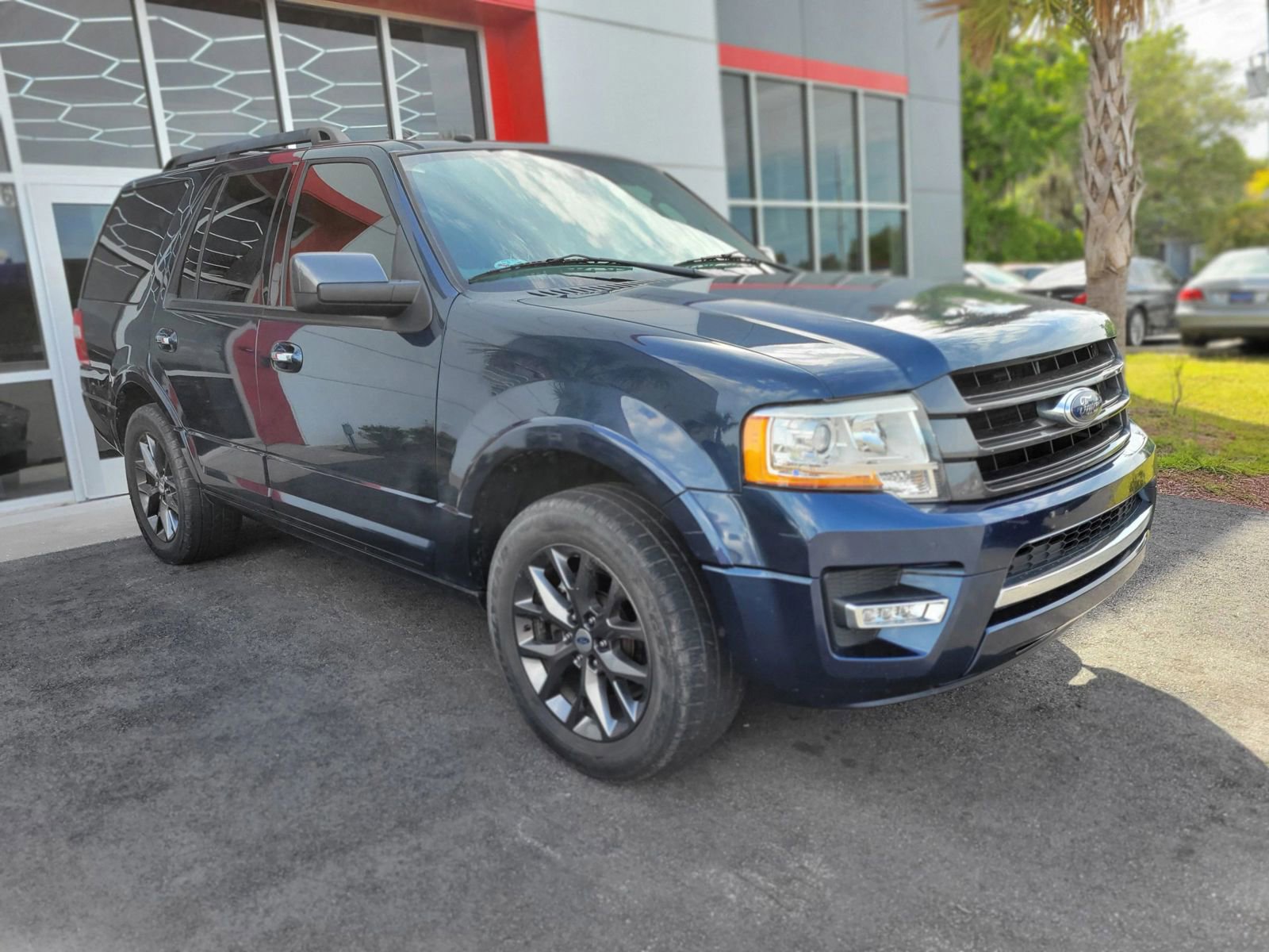 Used 2017 Ford Expedition Limited w/ Equipment Group 301A RWD image 3