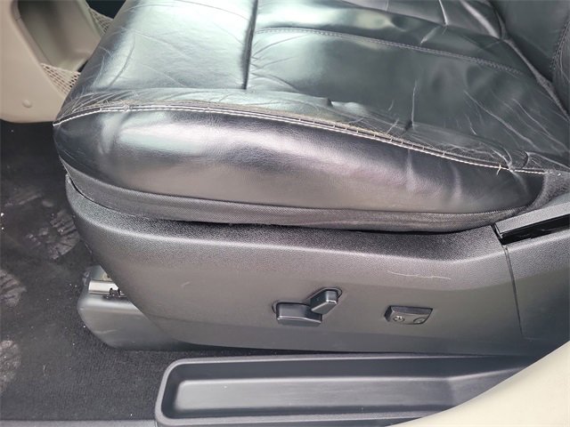 Used 2014 Chrysler Town & Country Limited image 17