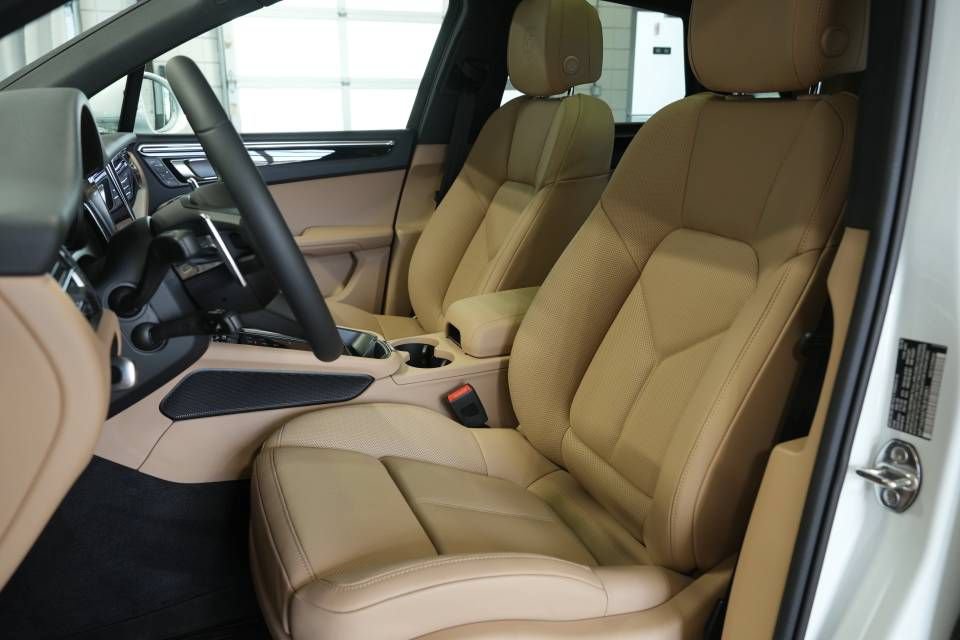 Certified 2025 Porsche Macan AWD/4WD image 5