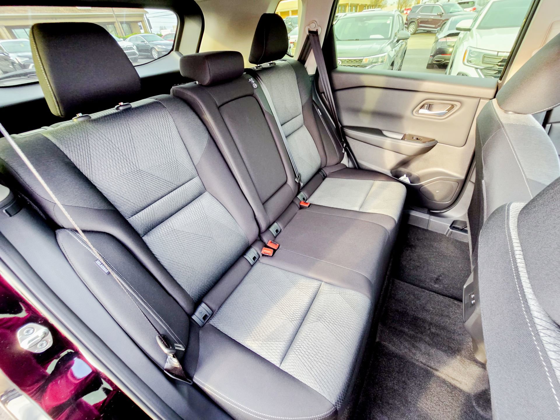Used 2025 Nissan Rogue SV image 28