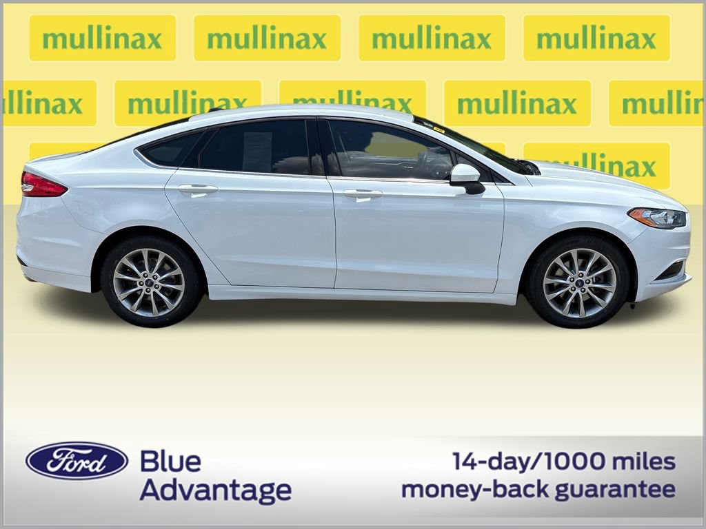 Used 2017 Ford Fusion SE w/ Fusion SE Technology Package FWD image 2