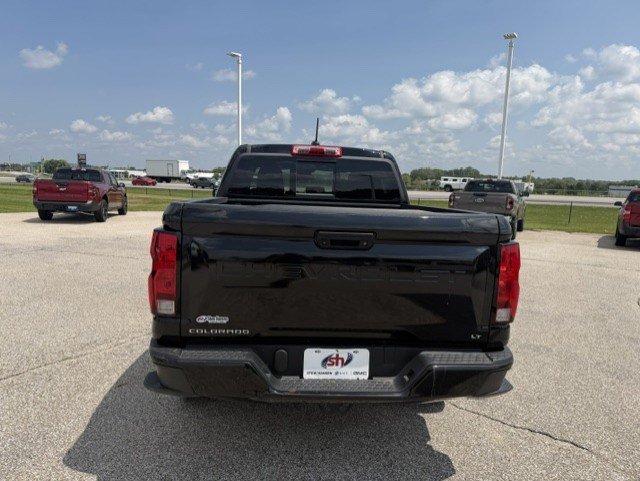 Used 2024 Chevrolet Colorado LT w/ LT Convenience Package II AWD/4WD image 8