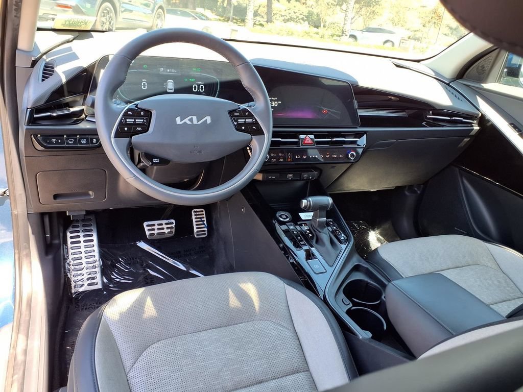 Certified 2025 Kia Niro SX Touring FWD image 13