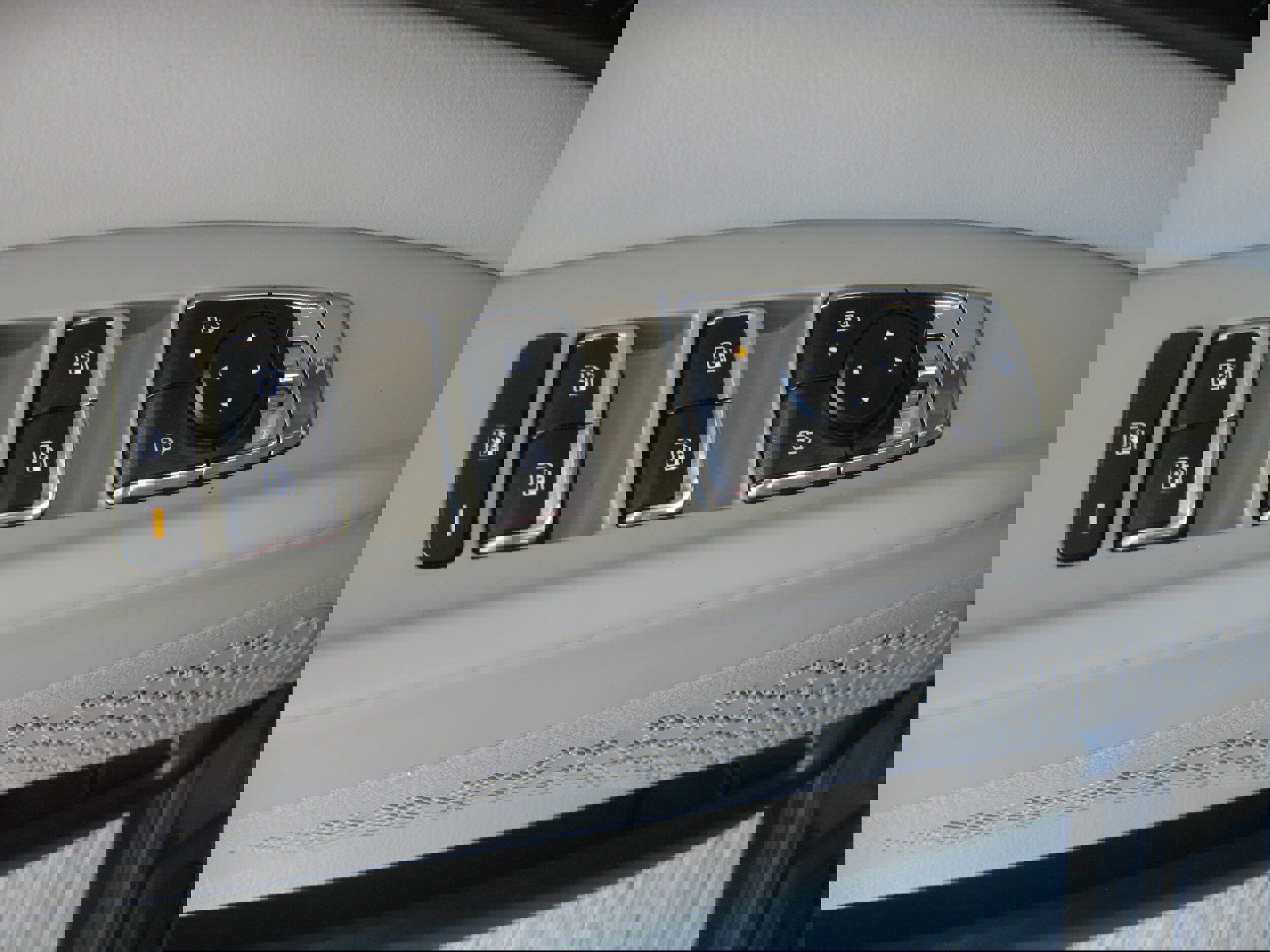 Used 2025 Kia Carnival SX w/ SX Dark Edition Package image 13