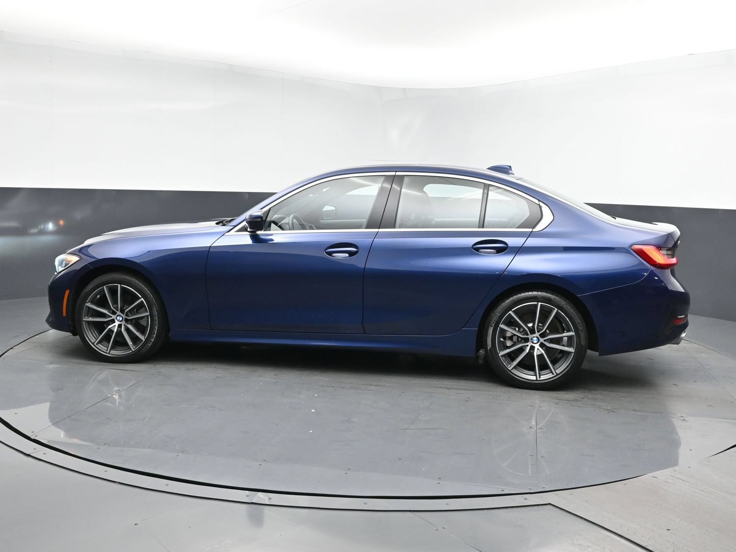 Used 2019 BMW 330i xDrive Sedan w/ Premium Package AWD/4WD image 4