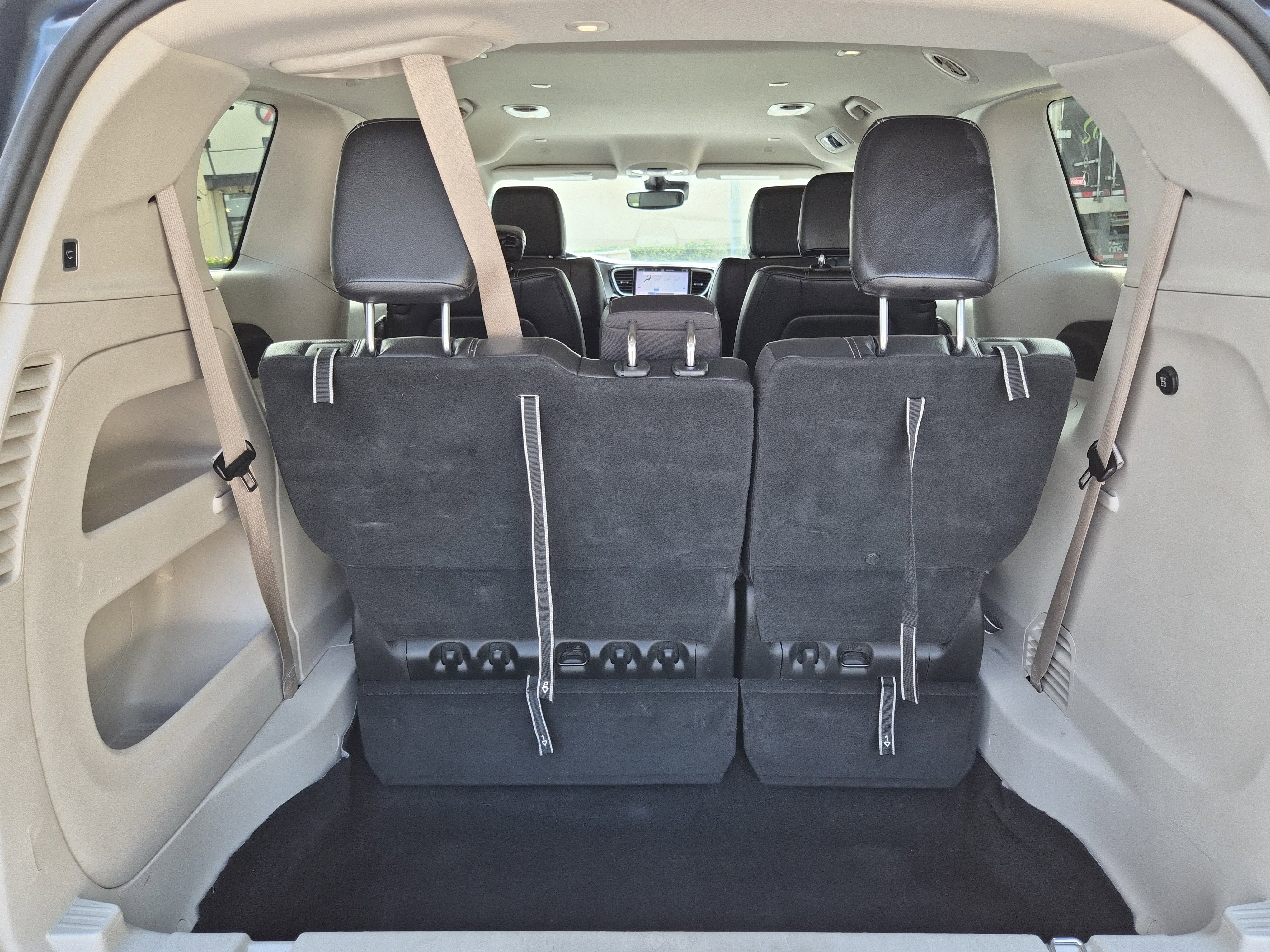 Used 2022 Chrysler Pacifica Touring-L image 8