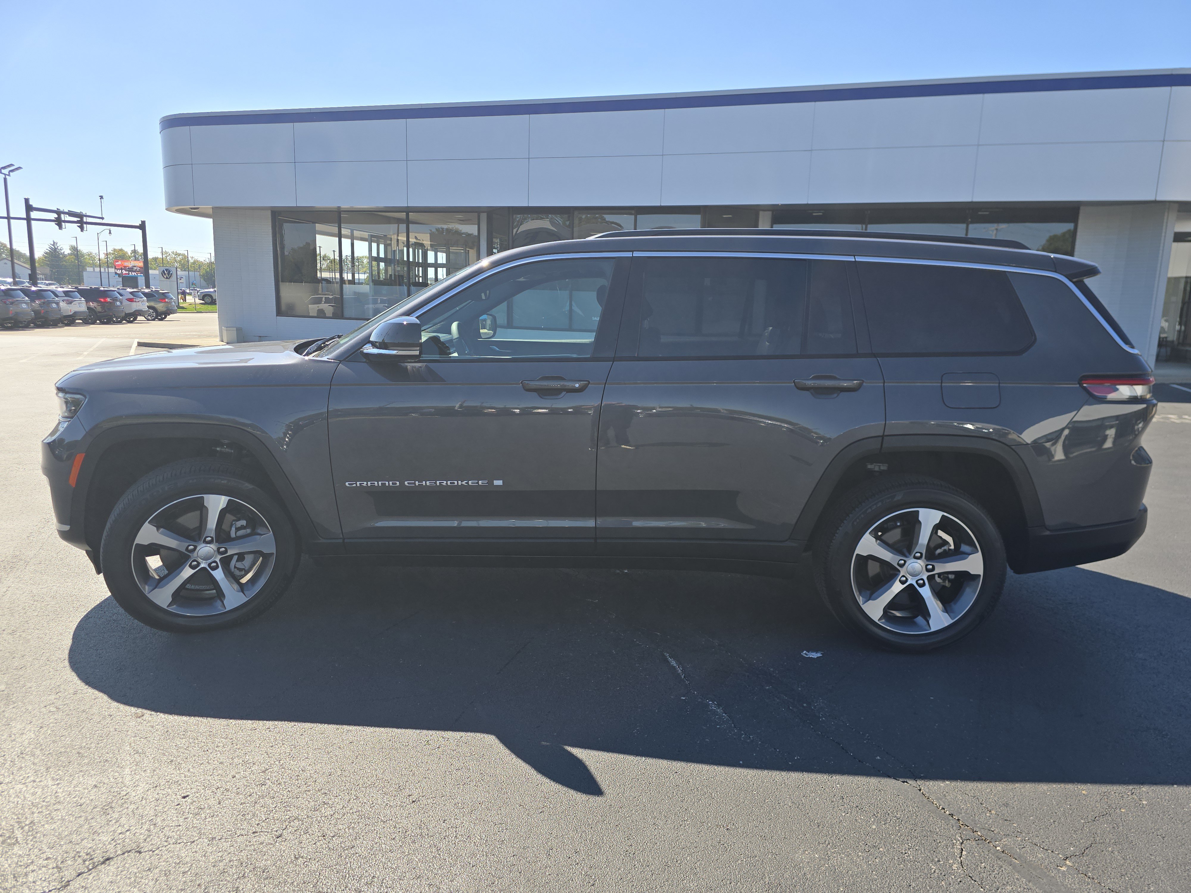Used 2024 Jeep Grand Cherokee L Limited AWD/4WD image 4