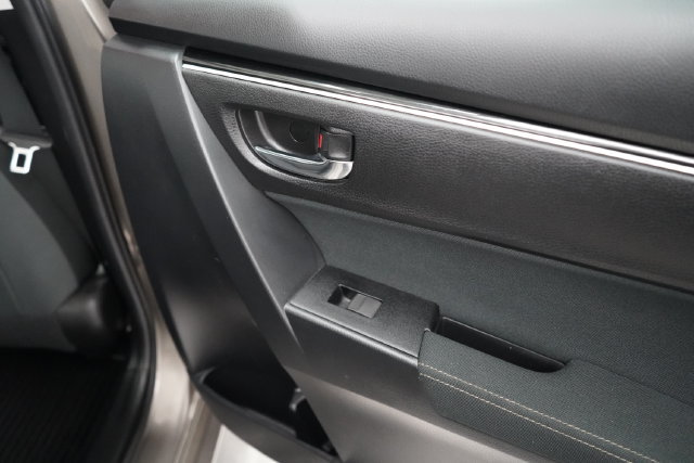 Used 2018 Toyota Corolla LE FWD image 37