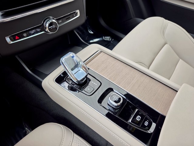 New 2026 Volvo XC90 T8 Plus w/ Protection Package Premier AWD/4WD image 28