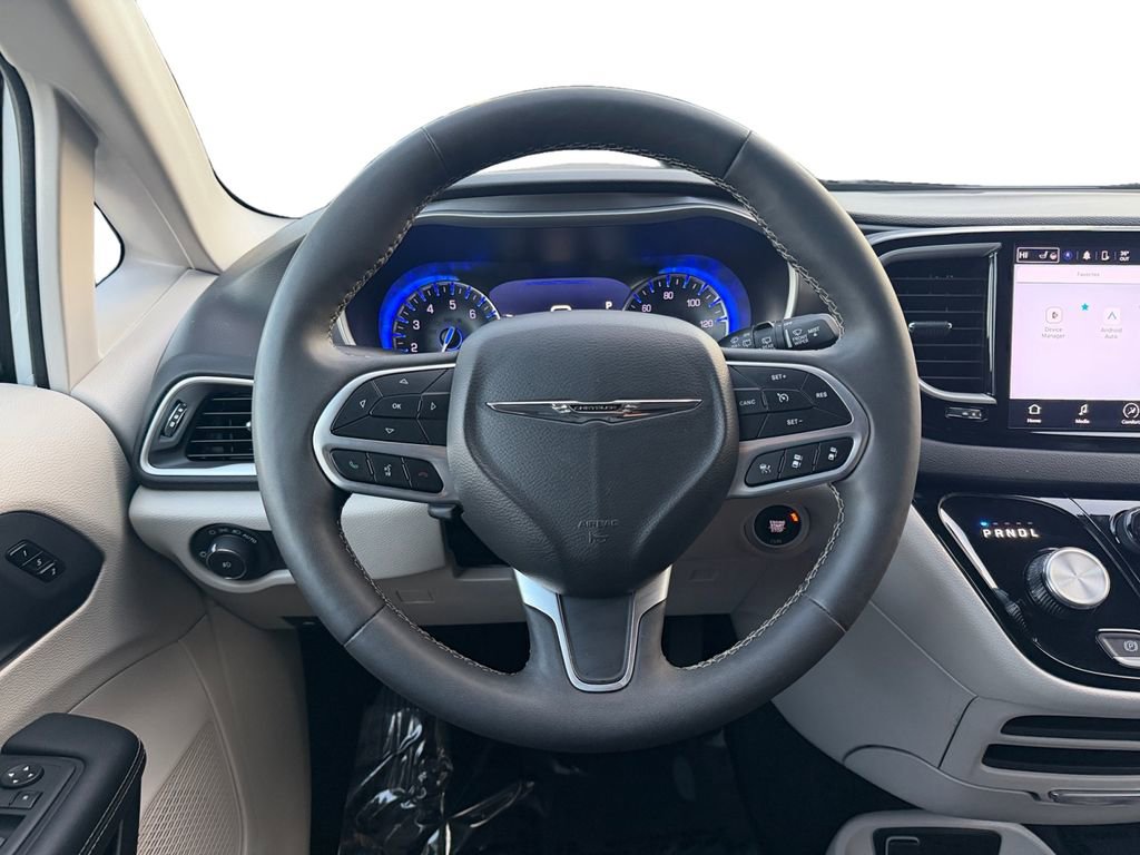 Used 2024 Chrysler Pacifica Touring-L image 12