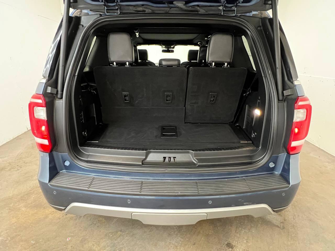 Used 2020 Ford Expedition XLT w/ Equipment Group 202A AWD/4WD image 32