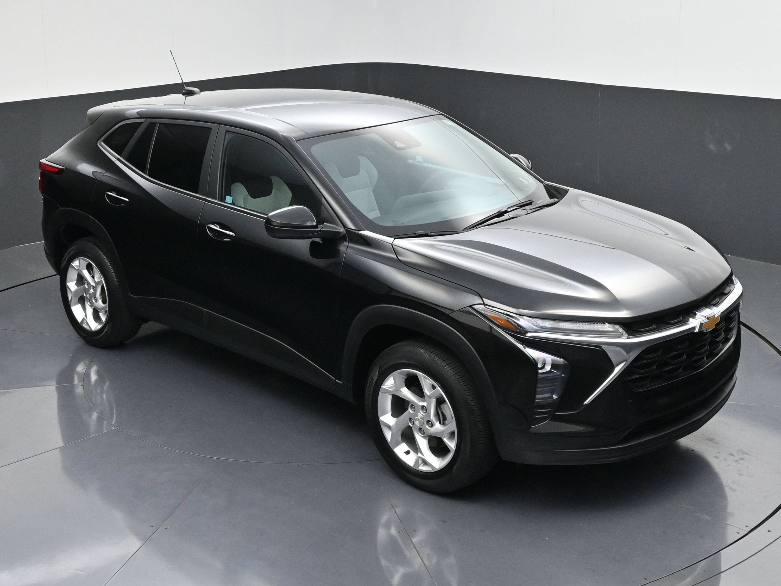 Certified 2025 Chevrolet Trax LS w/ LS Convenience Package FWD image 36