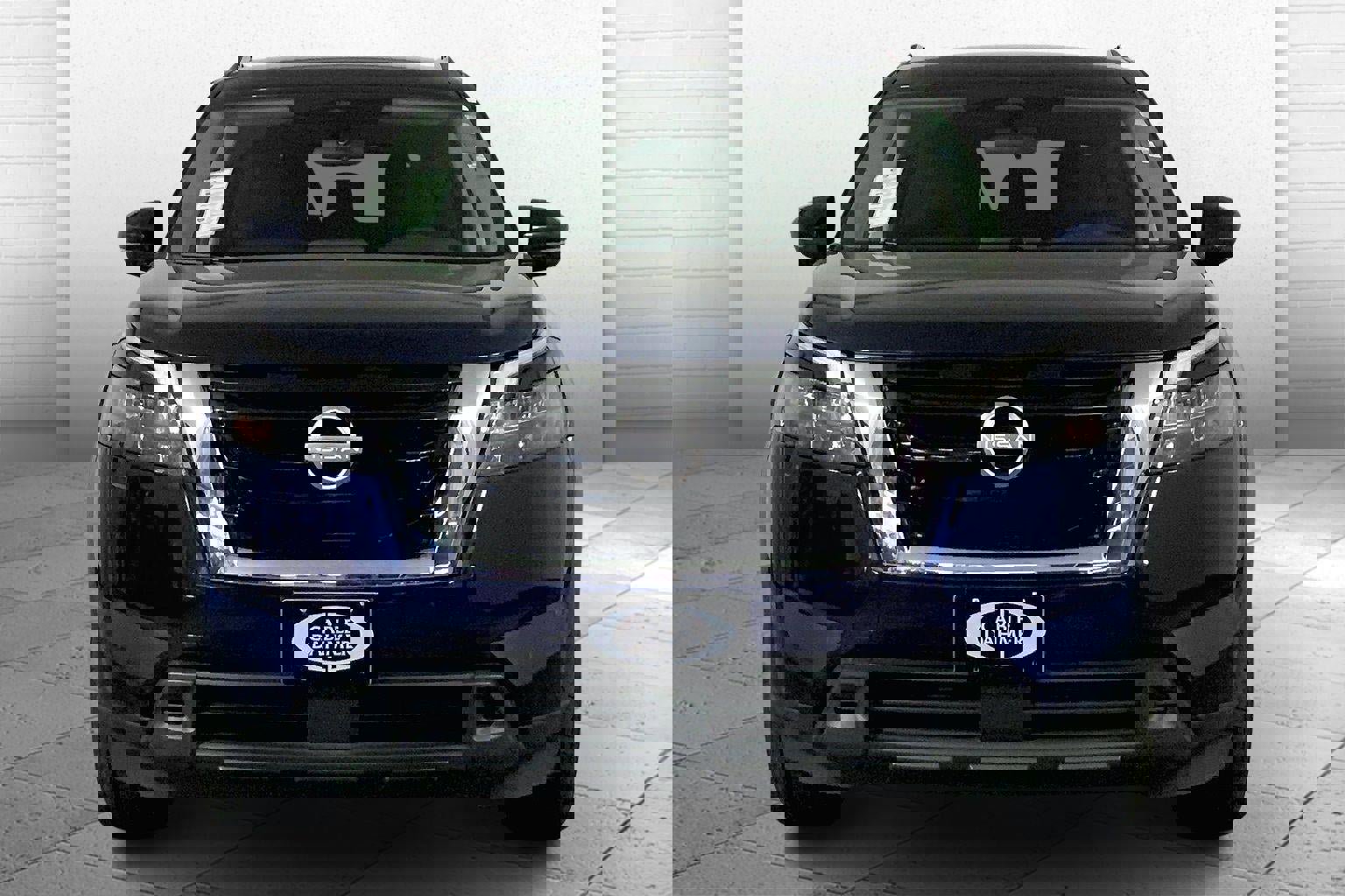 Used 2025 Nissan Pathfinder SV image 2