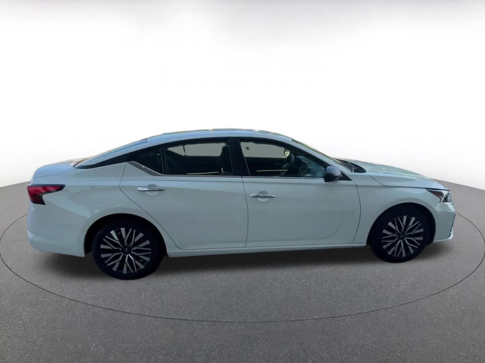 Used 2025 Nissan Altima 2.5 SV FWD image 13