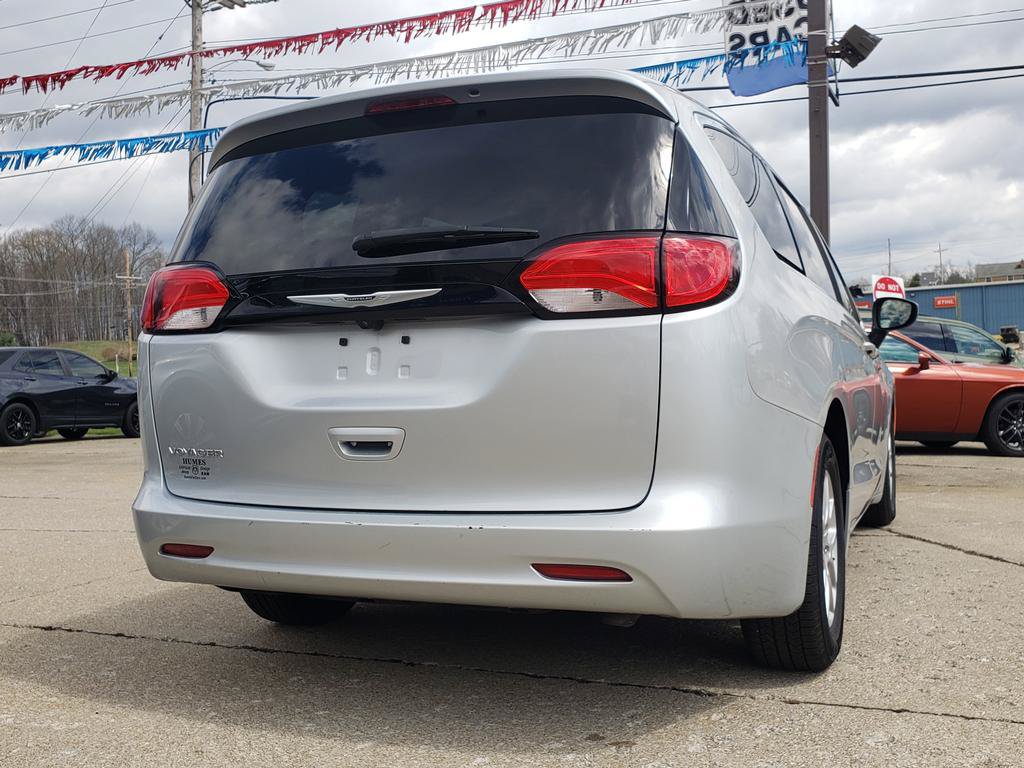 Certified 2023 Chrysler Voyager LX FWD image 3