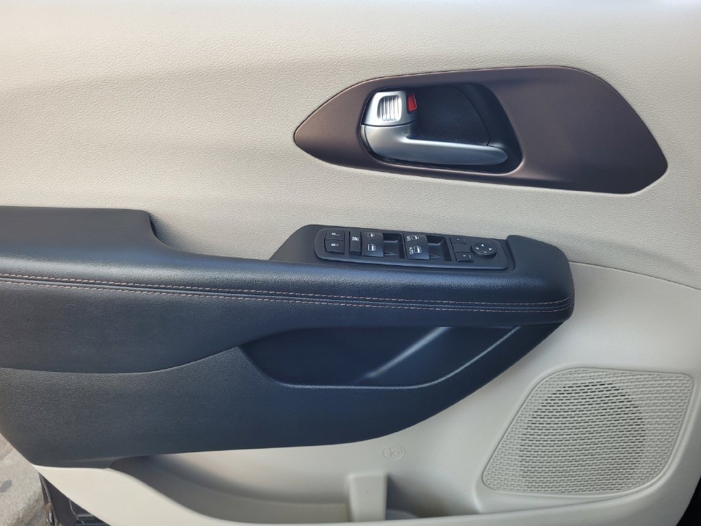 Used 2018 Chrysler Pacifica Touring Plus FWD image 17