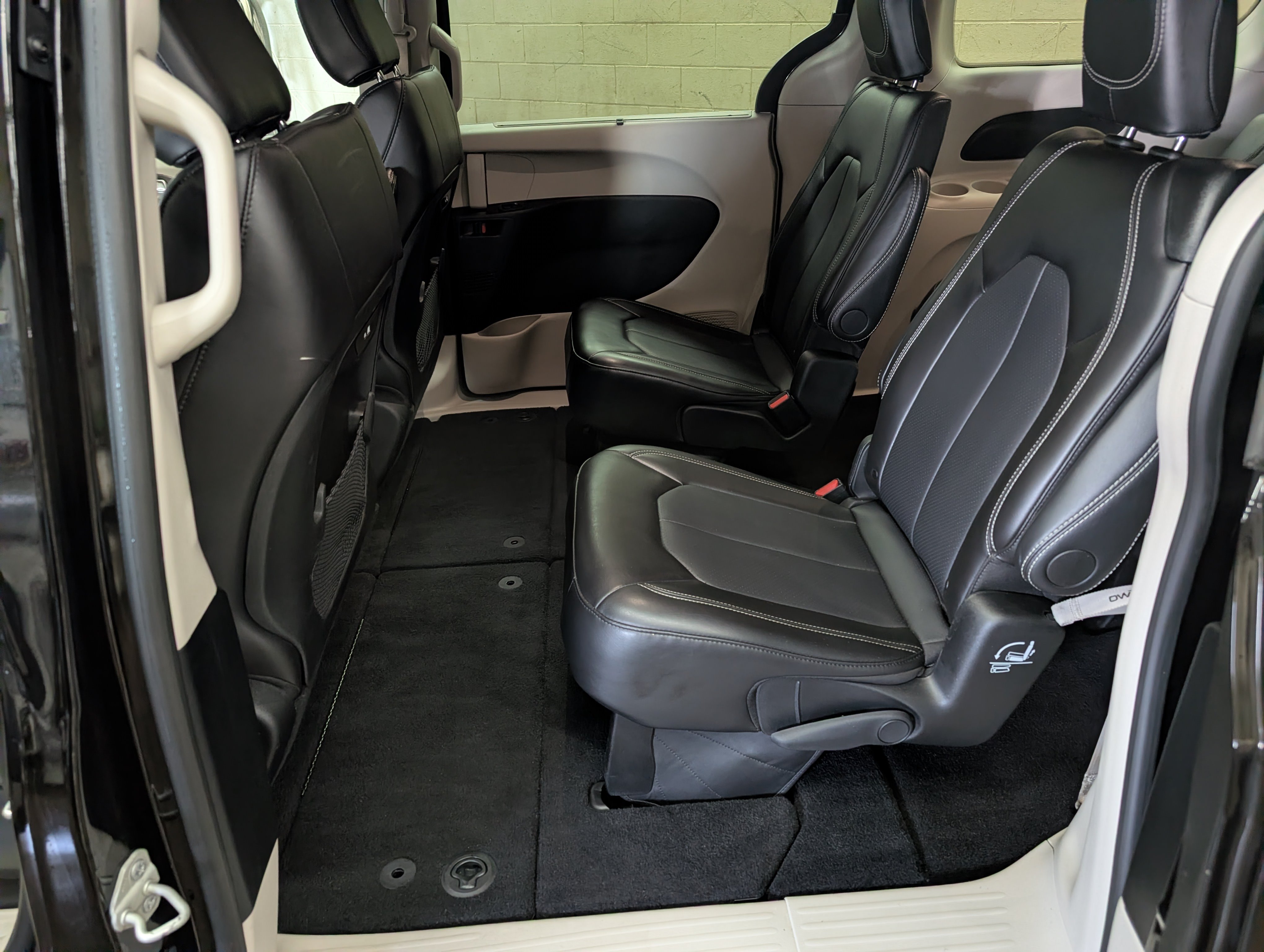 Used 2024 Chrysler Pacifica Touring-L FWD image 7