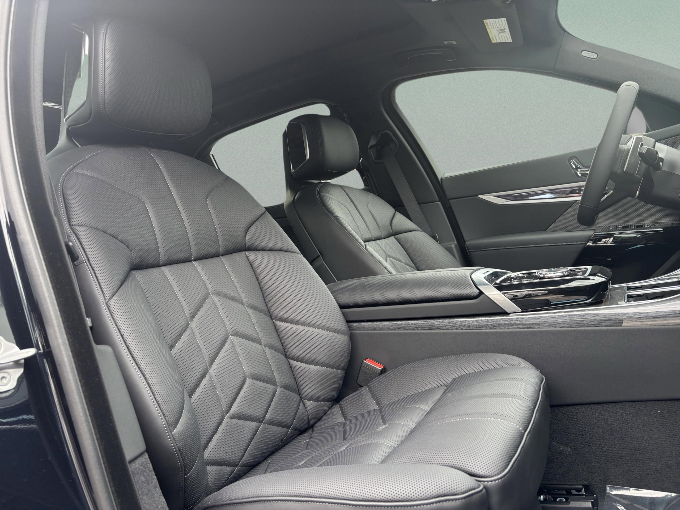 New 2026 BMW 750e xDrive image 22