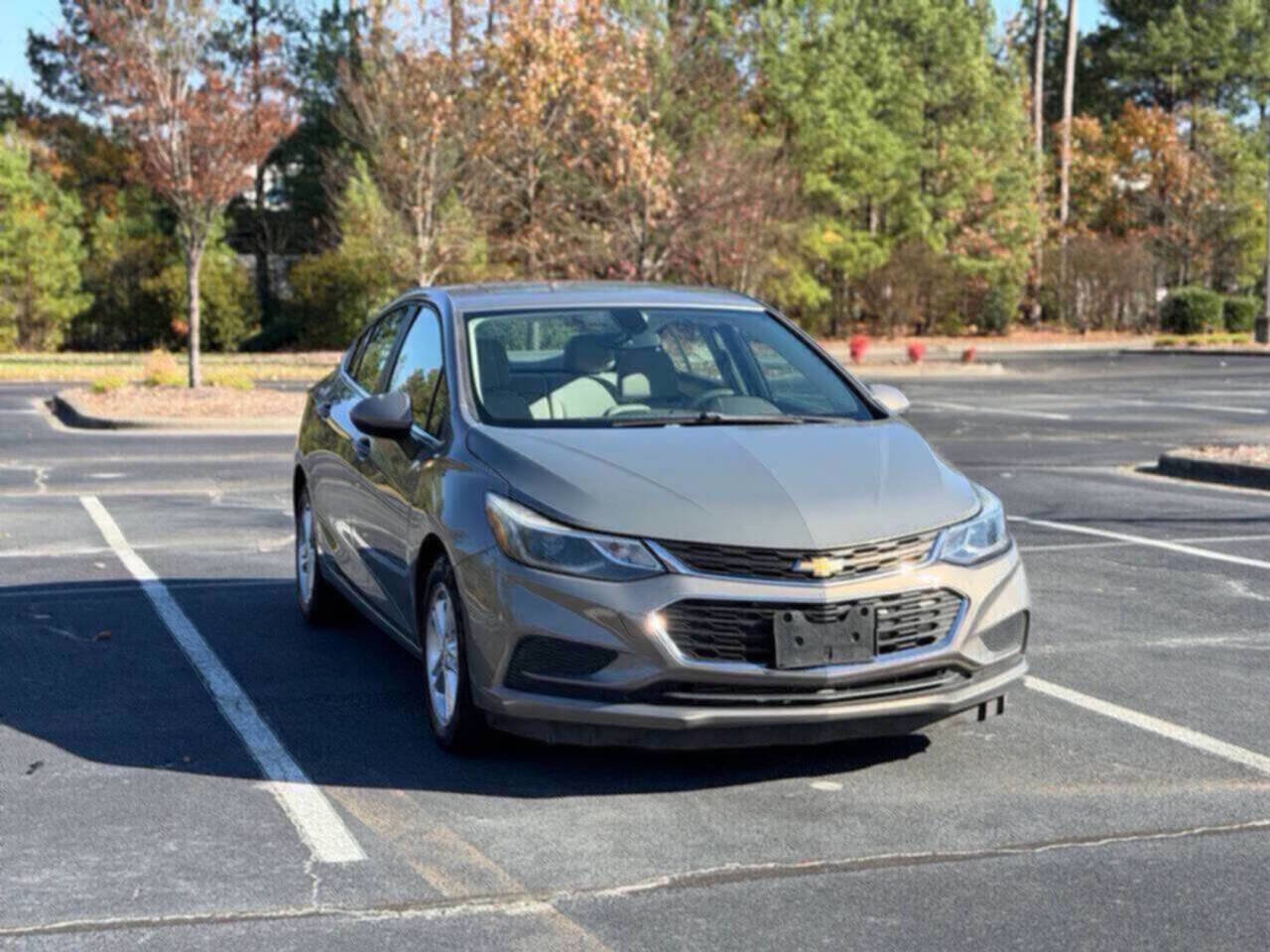 Used 2017 Chevrolet Cruze LT w/ Convenience Package image 2