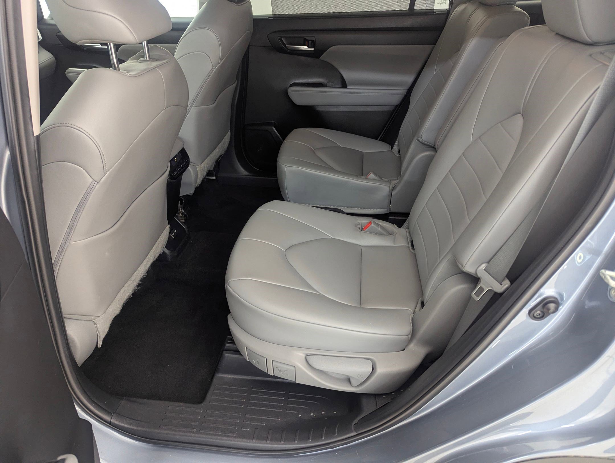 Used 2023 Toyota Highlander XLE image 14