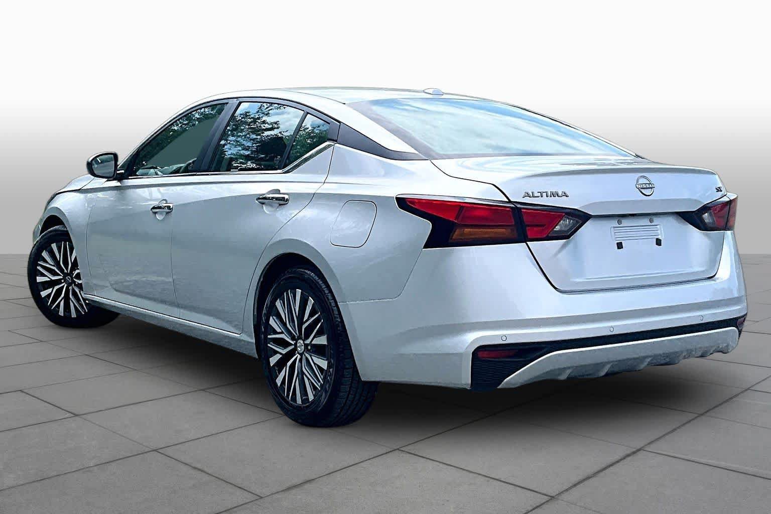 Used 2024 Nissan Altima 2.5 SV FWD image 12