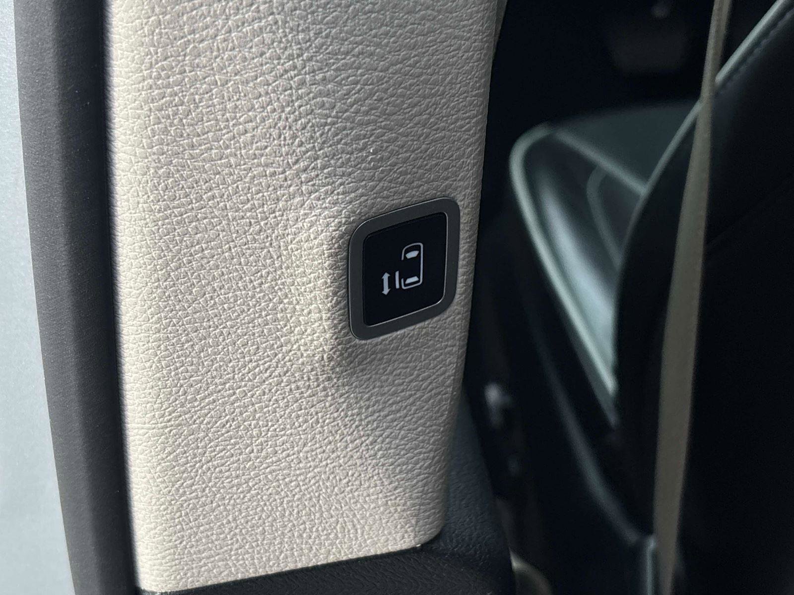 Used 2024 Chrysler Pacifica Limited image 18