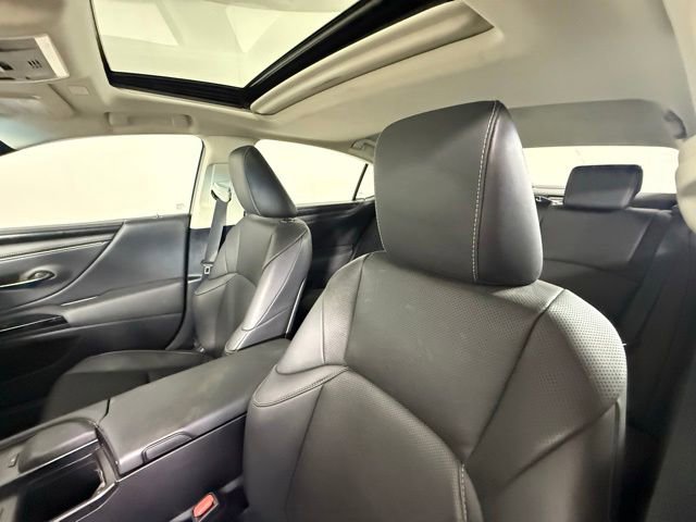 Used 2022 Lexus ES 300h w/ Premium Package FWD image 5