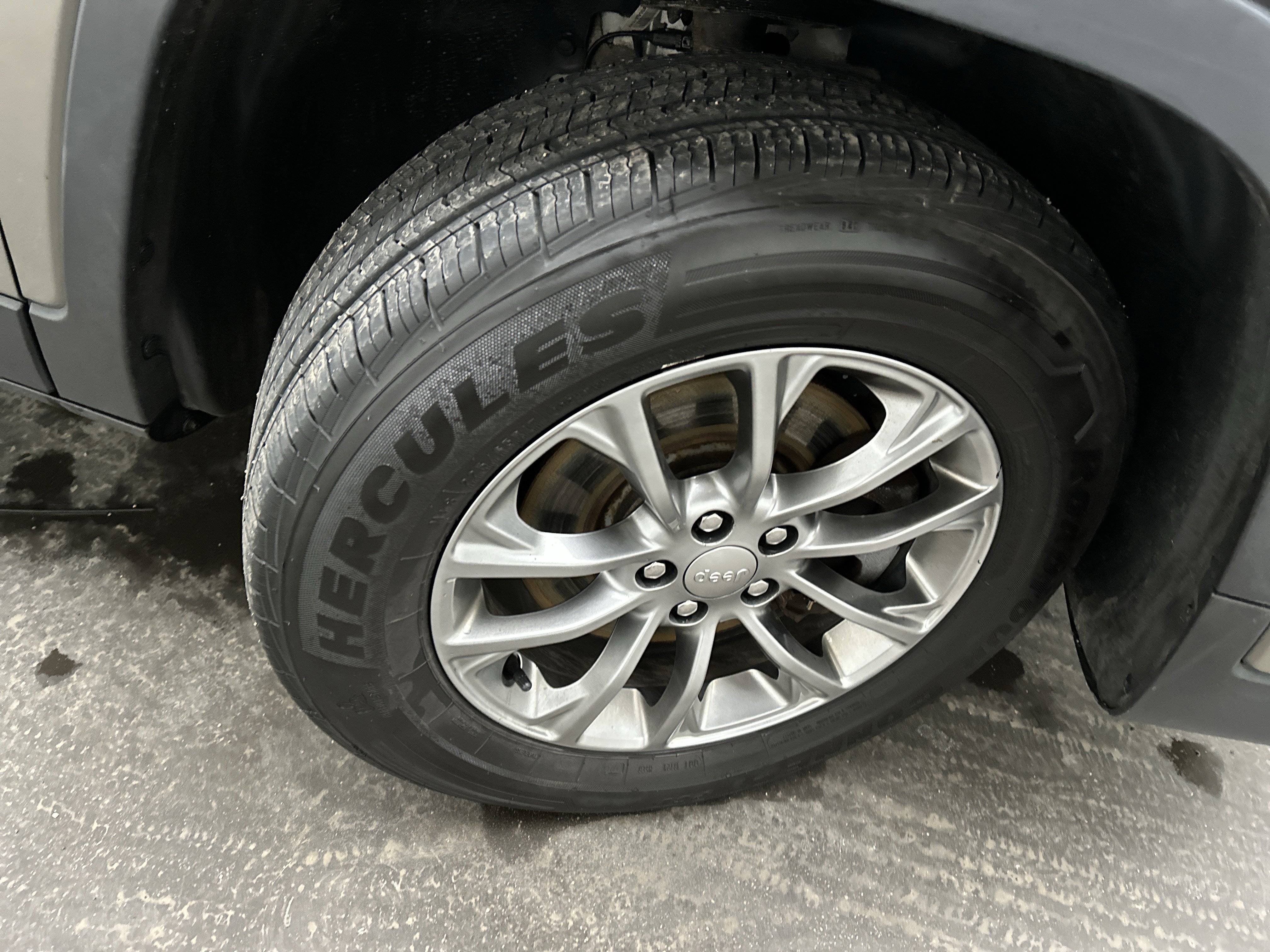 Used 2019 Jeep Cherokee Latitude Plus w/ Comfort/Convenience Group image 10